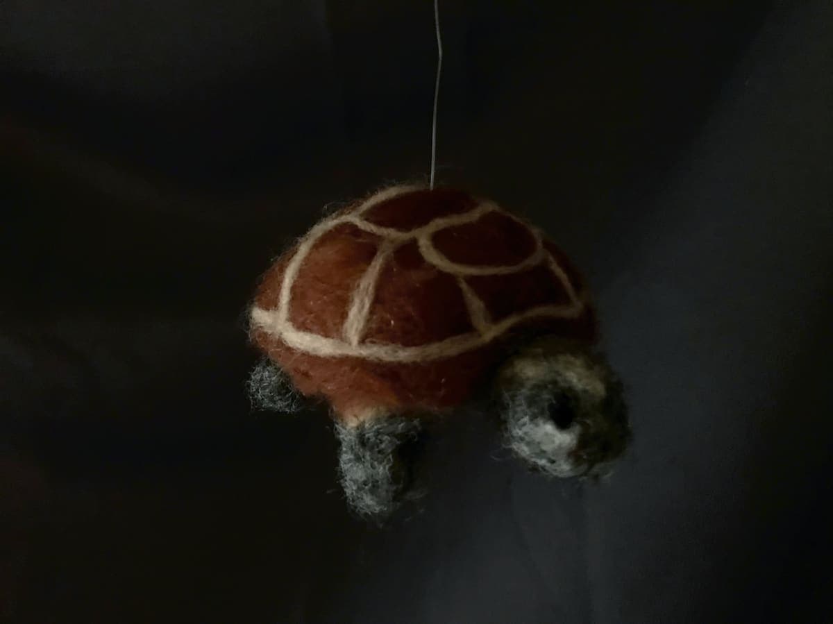 Wolvilten — Uit eenvoudige wolvezels ontstaan herkenbare of fantasierijke figuren, van losse objecten tot mobiles, die een creatief en rustgevend proces weerspiegelen